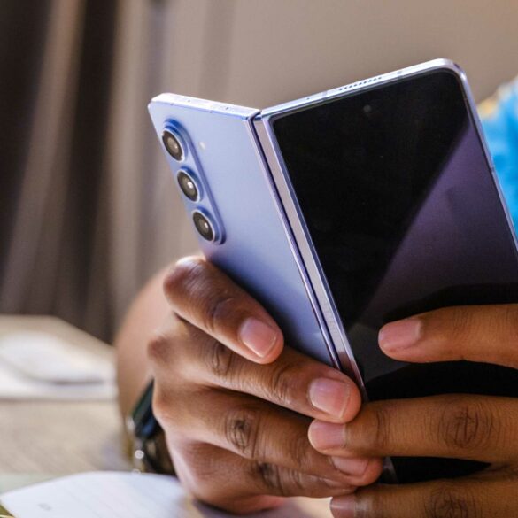 Leaker compares Z Fold 6's Cover Screen to Z Fold 5 Leaker compares Z Fold 6's Cover Screen to Z Fold 5 37