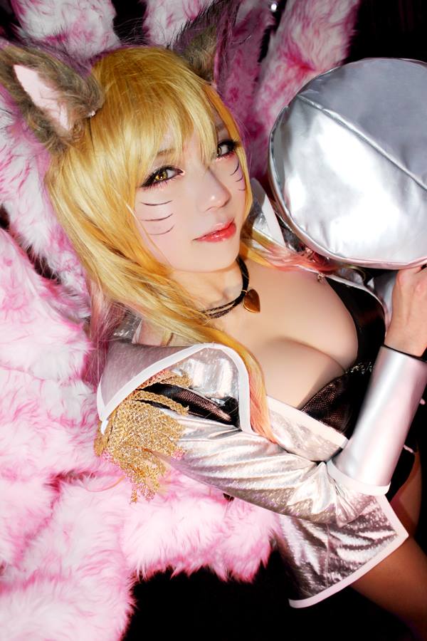 League of Legends - Popstar Ahri Cosplay
