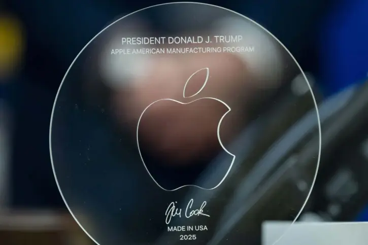 Tim Cook Gifts Trump a Trophy to Strengthen Apple's Influence 64
