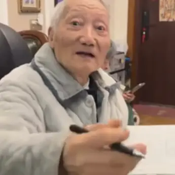 90-Year-Old Game Grandpa Yang Binglin Completes Resident Evil Requiem 38