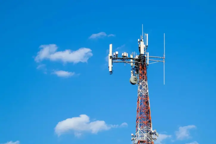 Telus Sells Nearly Half of Wireless Infrastructure to La Caisse Telus Sells Nearly Half of Wireless Infrastructure to La Caisse 38