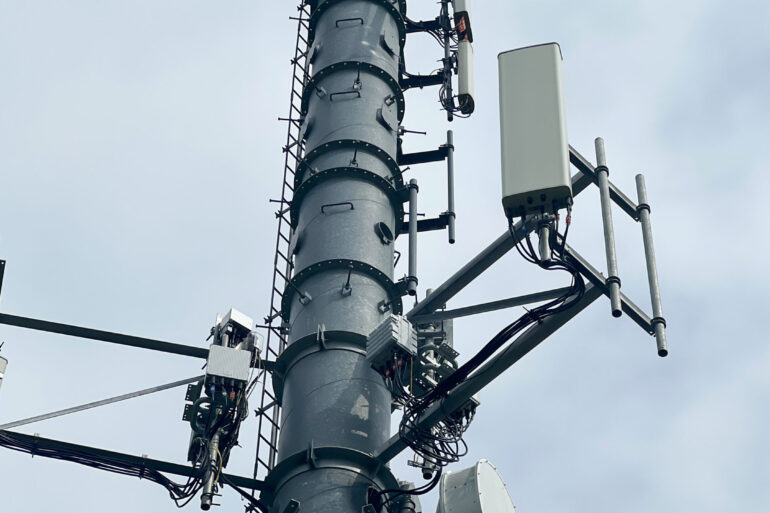 Roaming outage affects Bell, Freedom's freedom. 38
