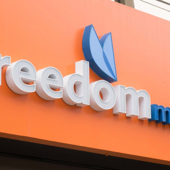 <h1>Quebecor Soars: Capturing Half of New Canadian Phone Activations in Q1</h1> 33
