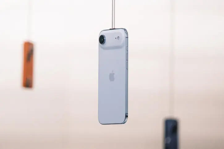 Apple's New MagSafe Battery Exclusively Compatible with iPhone Air Apple's New MagSafe Battery Exclusively Compatible with iPhone Air 38