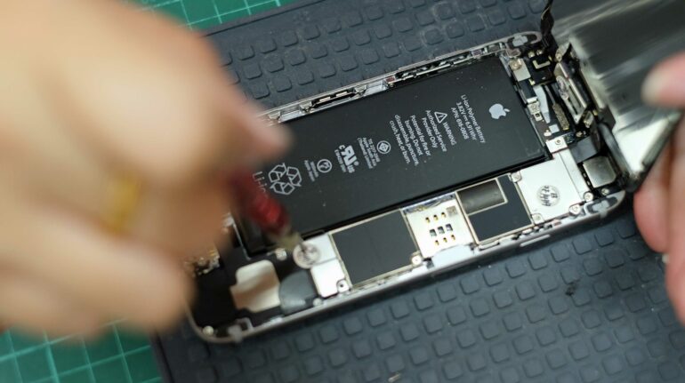 New EU law could simplify iPhone battery replacement 3