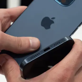 iPhone case converts Lightning ports to USB-C 39
