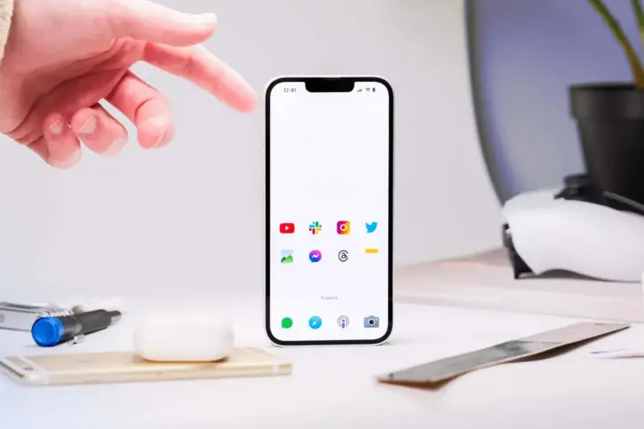iPhone 16e's C1 Modem Surpasses iPhone 16 Performance in Canada 38