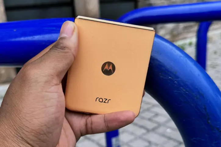 Get Great Deals on Motorola Razr and Edge for Canada Day! 38