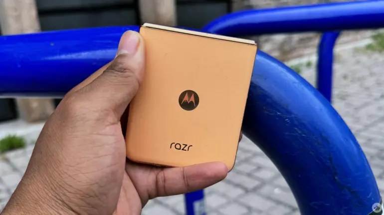 Get Great Deals on Motorola Razr and Edge for Canada Day! 3