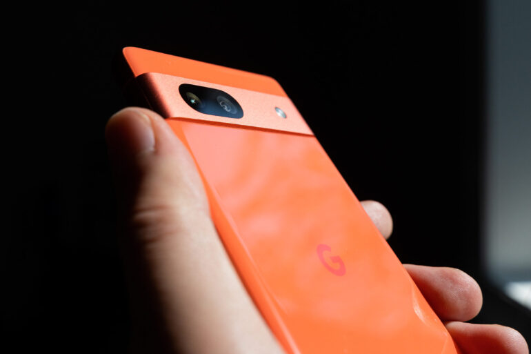 Leaked Live Image of Pixel 8a Reveals Mint and Bay Color Options 38