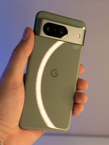 Google's extended Pixel 8 repair program for display issues 36