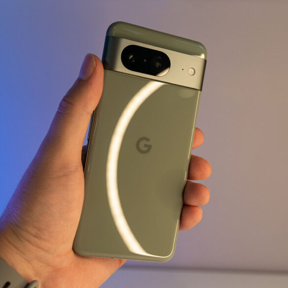 Google's extended Pixel 8 repair program for display issues 33