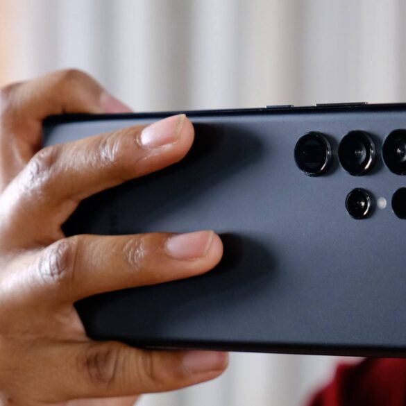 Samsung Stops Galaxy S22 Update Due to Lock Screen Problem 34